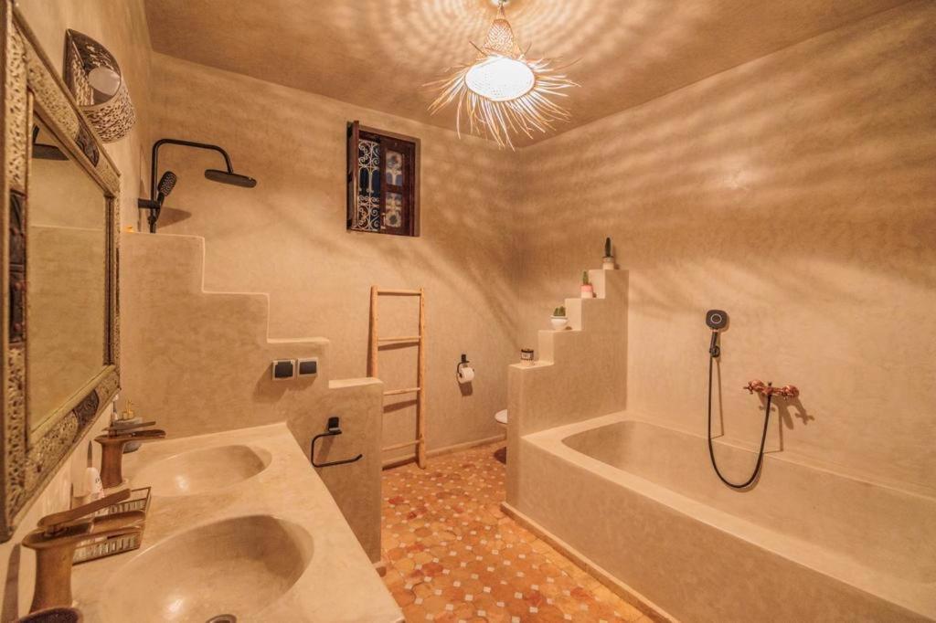 Cheerful 4-Bedroom Home In 미를레프트 외부 사진